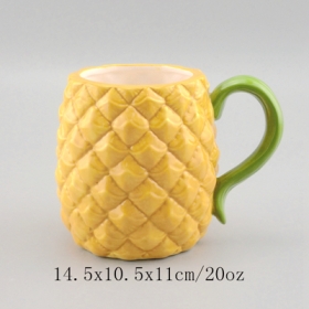 Ananasbecher aus goldfarbenem Keramik
