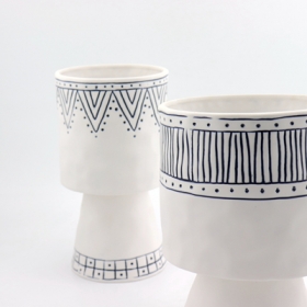 Satz von 2 Keramik handbemalte Vase matt weißen und blauen Streifen