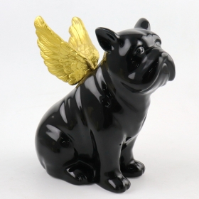 schwarze Hundestatue mit goldenen Flügeln